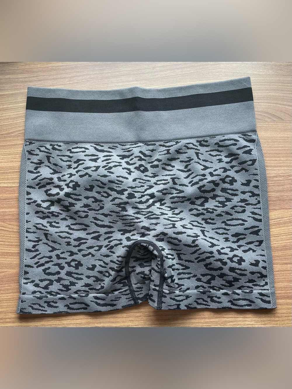 Seamless Grey Leopard Print Scrunch Butt Lifting Gym Shorts Size 1XL Like New